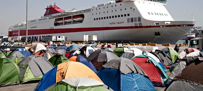Πειραιάς: Σφραγίζουν τα έγγραφα των προσφύγων που ζουν στο λιμάνι -Για να αποτρέψουν την είσοδο άλλων